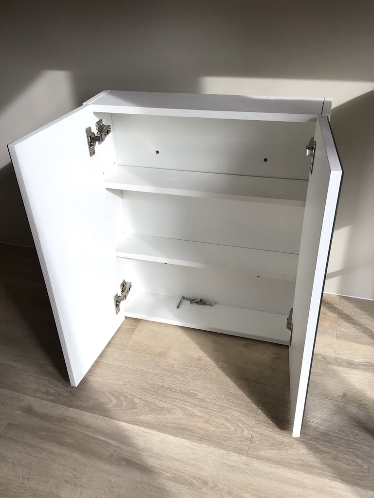 Mirrored bathroom cabinet with shelves 