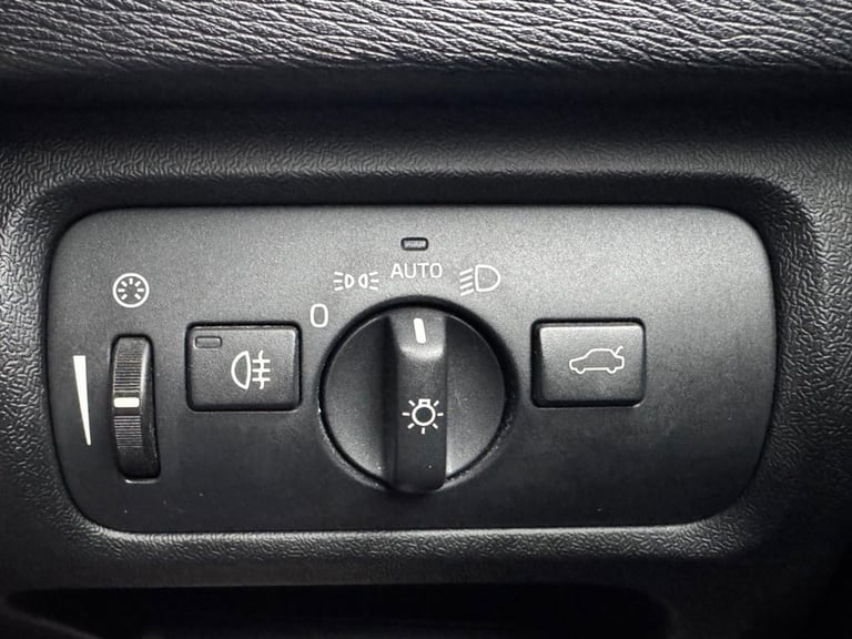 2015 15 VOLVO V40 1.6 D2 R-DESIGN LUX HATCHBACK 5DR DIESEL MANUAL EURO 5 (S/S) (