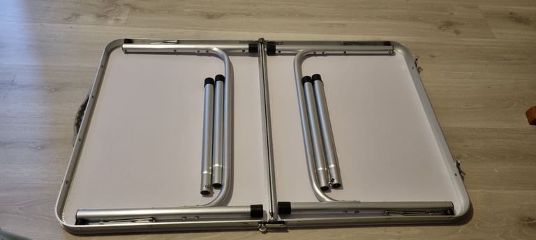Foldable picnic table