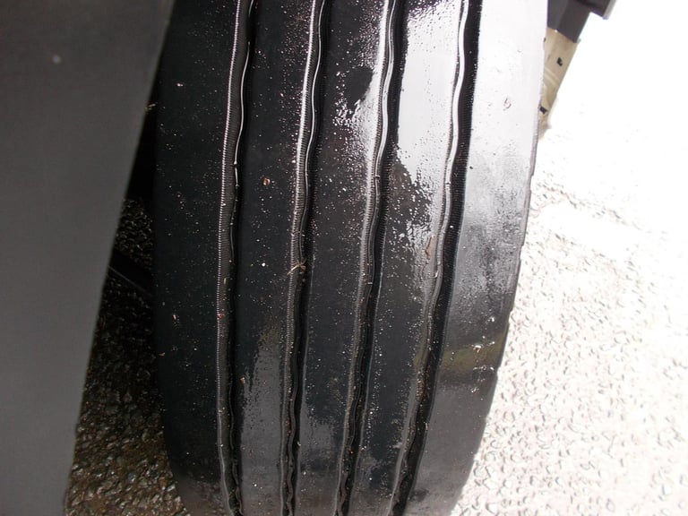 2014 (14) LEYLAND DAF CF 330 FLATBED WITH CRANE & BRICK GRAB. REAR LIFT STEER