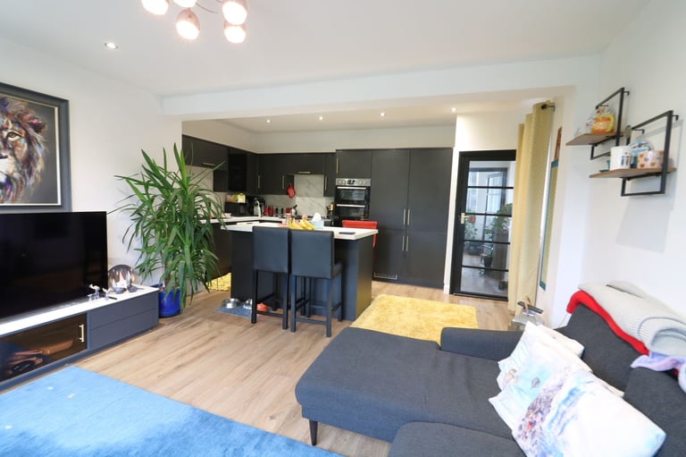 Three Bedroom End-Terrace House to Rent