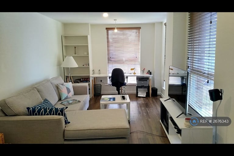 2 bedroom flat in Rosenburg Road, London, W3 (2 bed) (#2676343)