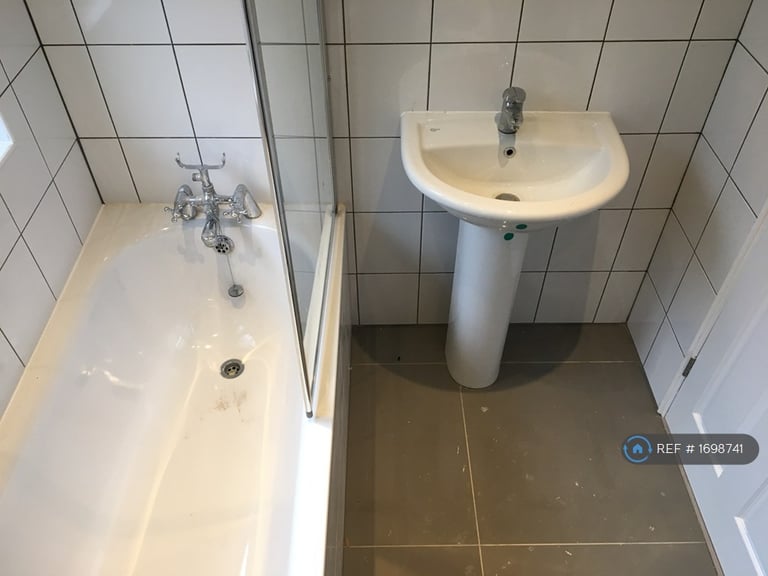 5 bedroom house in Pomfret Avenue, Luton, LU2 (5 bed) (#1698741)
