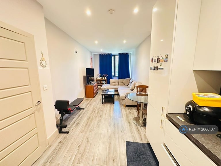 1 bedroom flat in Triangle Homes, Stoke Mandeville, Aylesbury, HP22 (1 bed) (#2668137)