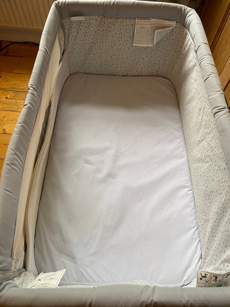 Chicco Next to Me Baby Crib (with four sheets included)
