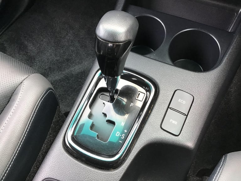 2022 Toyota Hilux 2.8 D-4D Invincible X Pickup Double Cab 4dr Diesel Auto 4WD Euro 6 (s/s) (2 PIC...