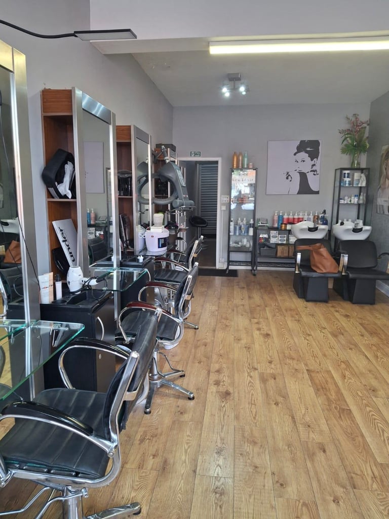 Stylist chairs to rent in Southgate 