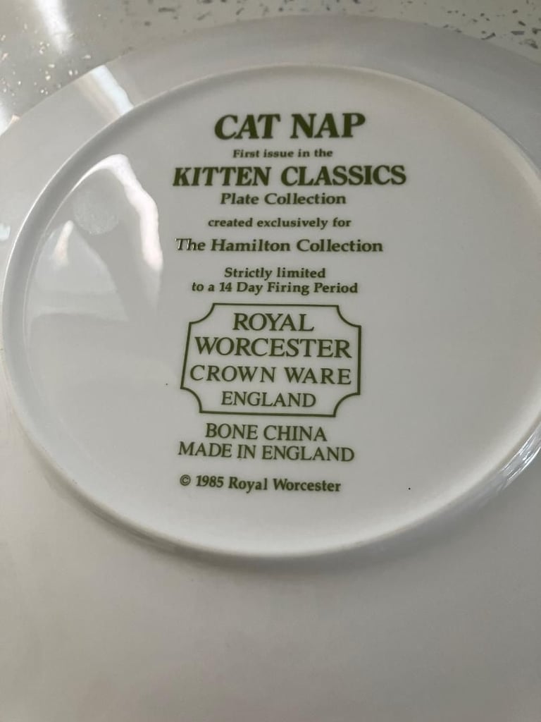 1985 Royal Worcester Crown Ware for The Hamilton Collection - Kitten Classis collectible plates