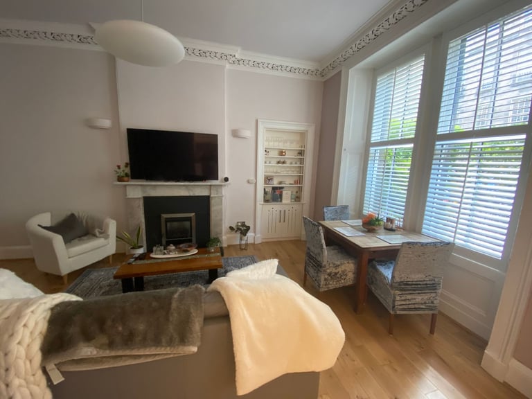 Beautiful, 2 bedroom, tenement flat with garden access – available November