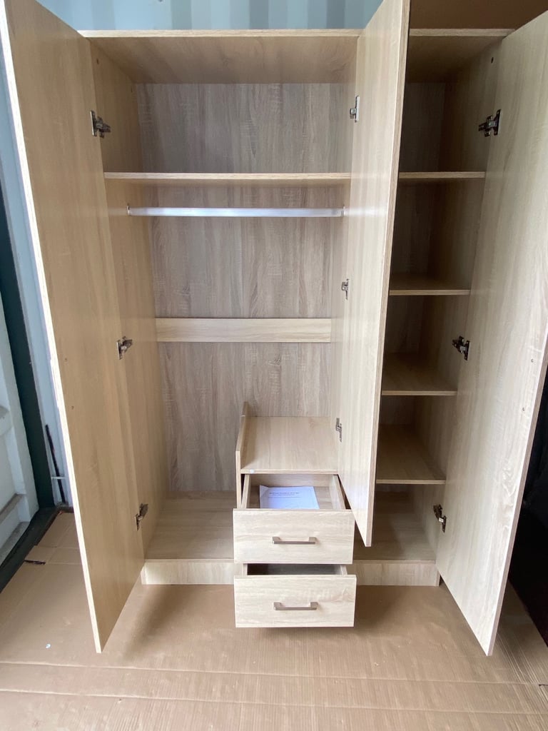 Mirrored 3 door wardrobe_ Brand new 