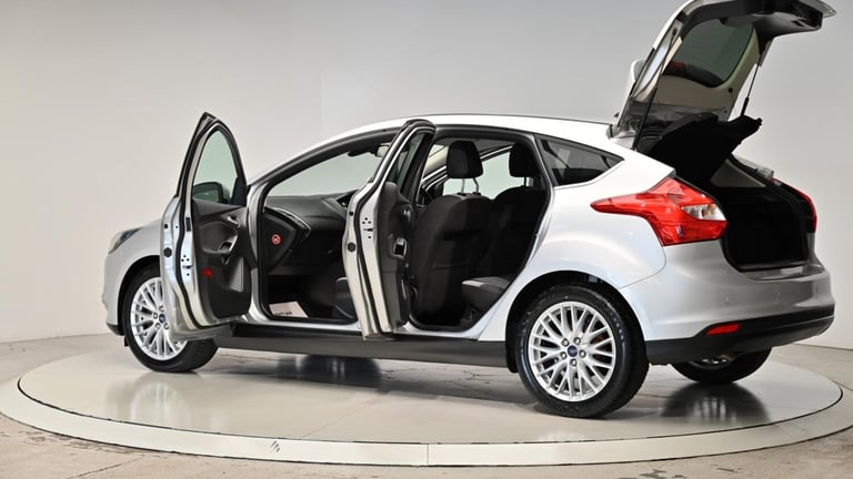 2014 Ford Focus 1.6 TDCi Zetec Euro 5 (s/s) 5dr HATCHBACK Diesel Manual