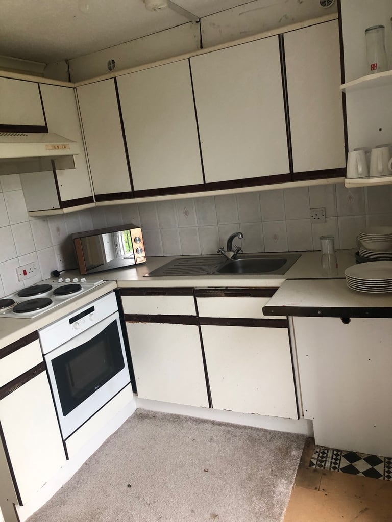 LOVELY ONE BEDROOM FURNISHED FLAT IN DALMUIR 