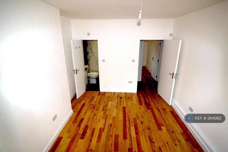 3 bedroom flat in Davidson Gardens, London, SW8 (3 bed) (#2641282)