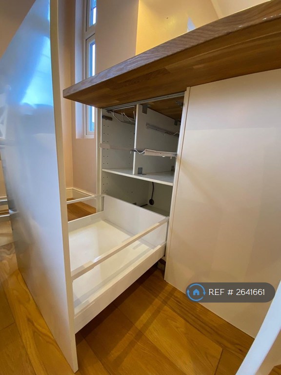 3 bedroom flat in Egerton Gardens, London, NW4 (3 bed) (#2641661)