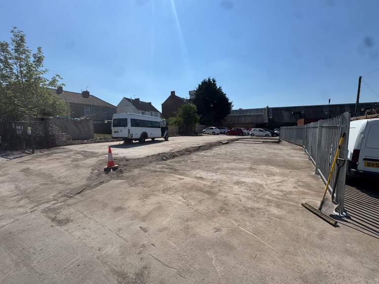 Large yard to let / rent in Kingswood over 4000 sq ft