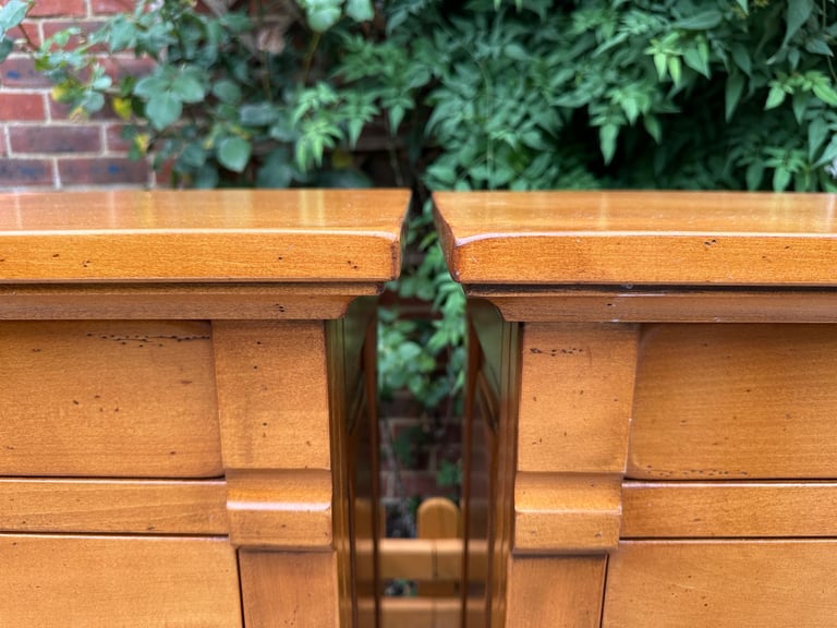 Pair of Luxury And So To Bed Manoir 4 Draw Bedside Chests – Great Condition – RRP £2,570