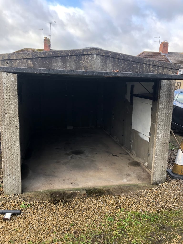 SHIREHAMPTON GARAGE TO RENT AVAILABLE 5 NOV 2025 - £109 PCM, ALSO TWO PARKING SPACES AVAILABLE.