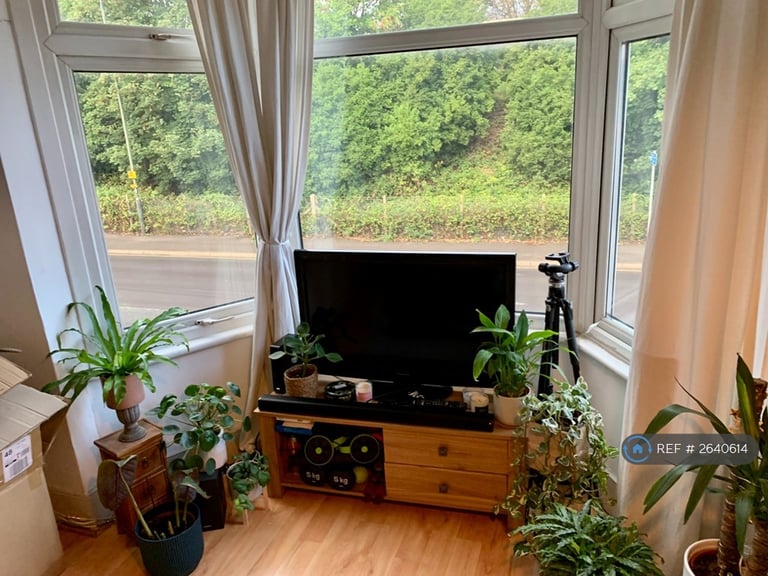 1 bedroom flat in Approach Road, London, SW20 (1 bed) (#2640614)