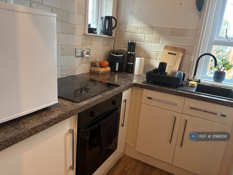 Studio flat in Parkstone, Poole, BH14 (#2198658)