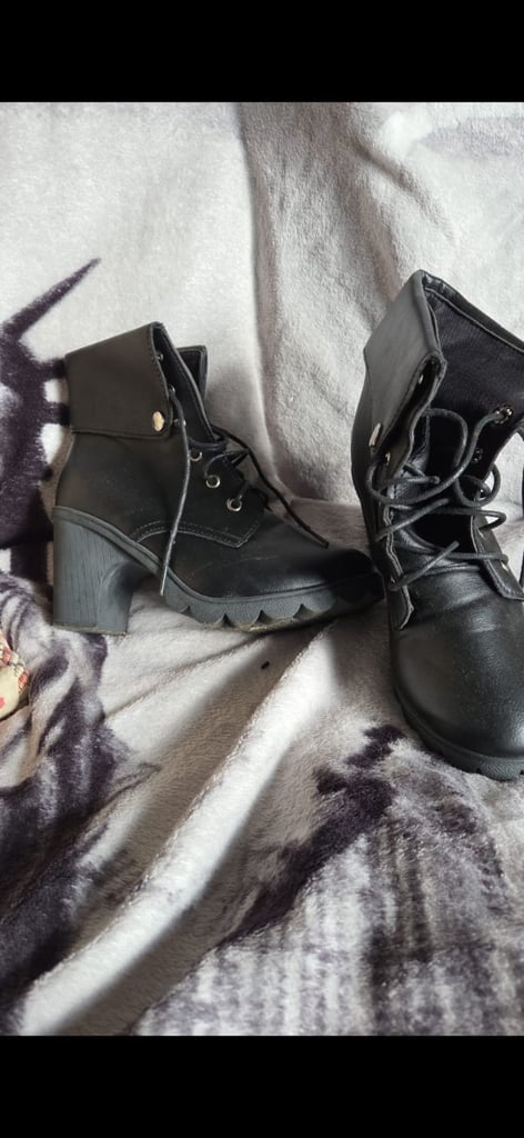 Boots size 5