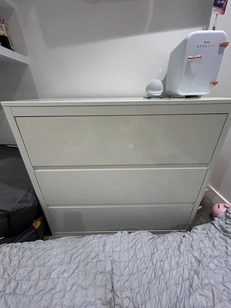 White Gloss bedroom furniture 