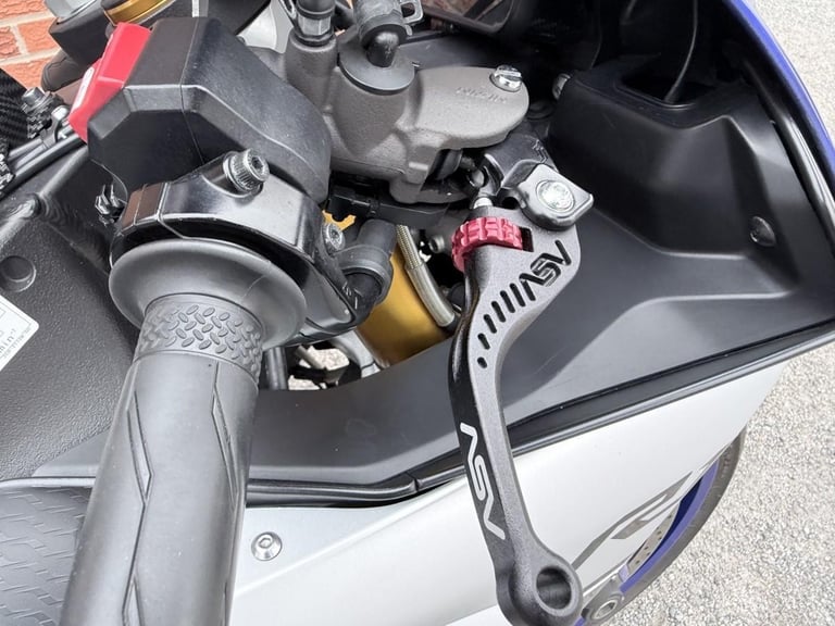 YAMAHA YZF R1 16