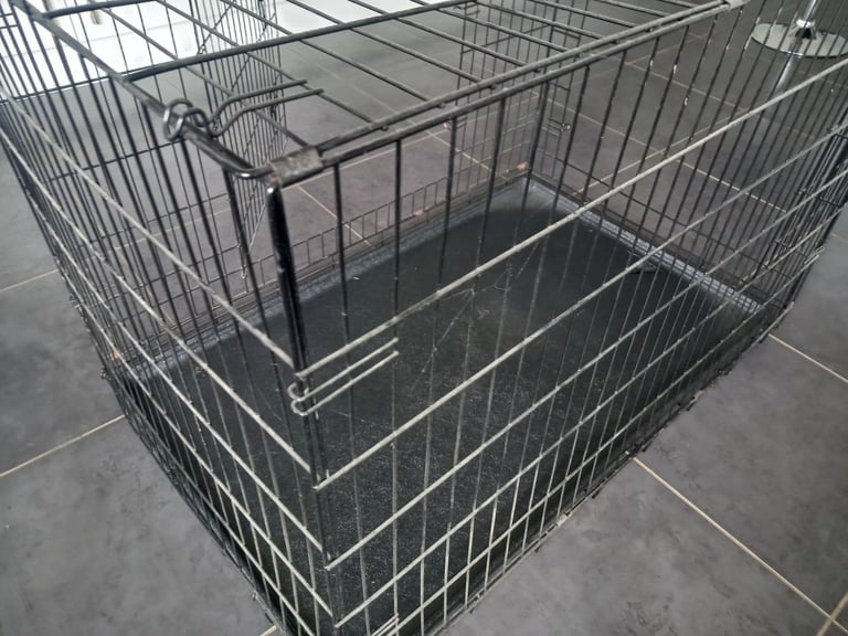 Large dog crate with removable plastic tray