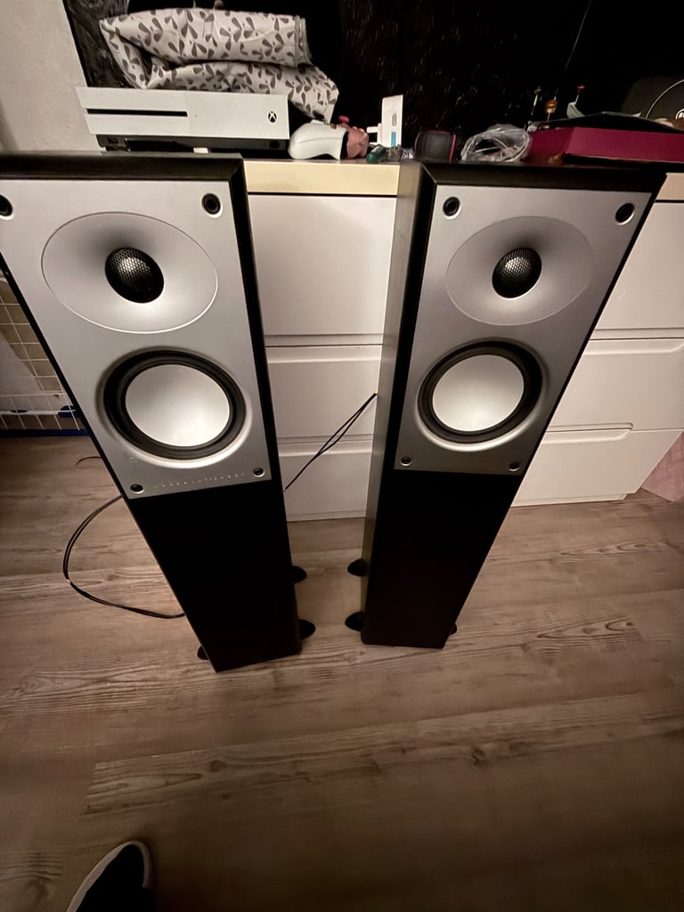 Amplifier/CD receiver MARANTZ M-CR502 with floor speakers 