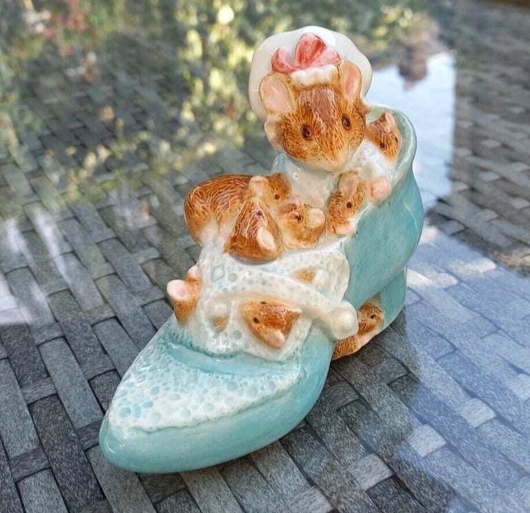 Border Fine Arts Classics - Old Woman In a Shoe (A2440) Beatrix Potter Figurine