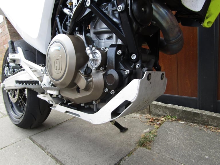 HUSQUVARNA SUPER MOTO 701 *ONLY 1400 MILES* S C EXHAUST * LOVELY * REDUCED* 