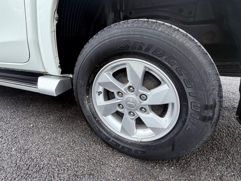 2020 Mitsubishi L200 2.2 DI-D DC 4Life Pickup Double Cab 4dr Diesel Manual 4WD Euro 6 (s/s) (150 ...