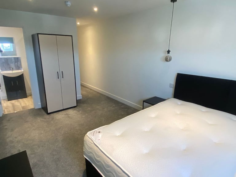 TOP QUALITY DOUBLE EN SUITE ROOM TO LET 