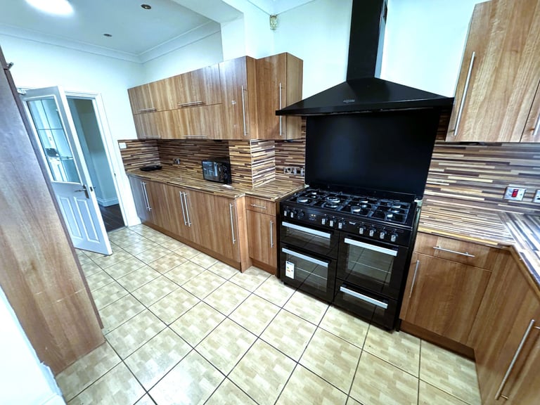 6/7 BED HOUSE ILFORD £3500 PCM
