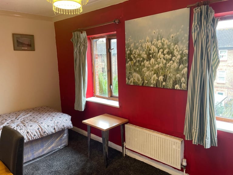 Two Newly Refurbished Rooms in Clean, Quiet Home – Ideal for Students or Professionals