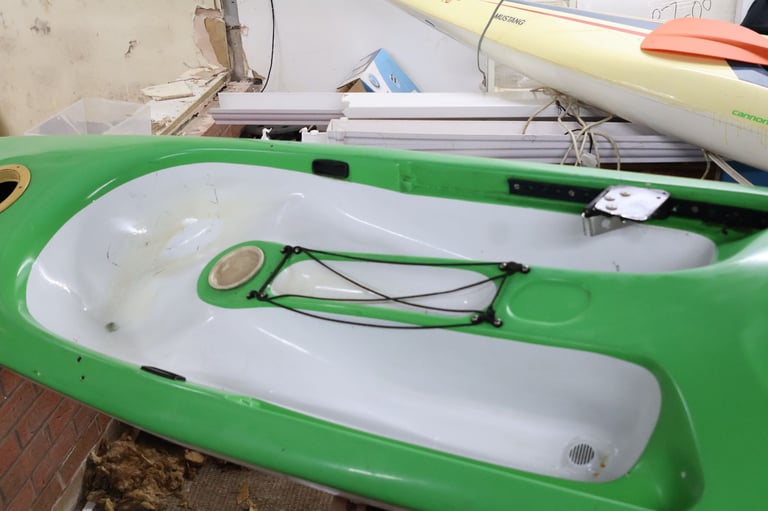 12 FOOT Kayak Canoe , fishing / Water sports