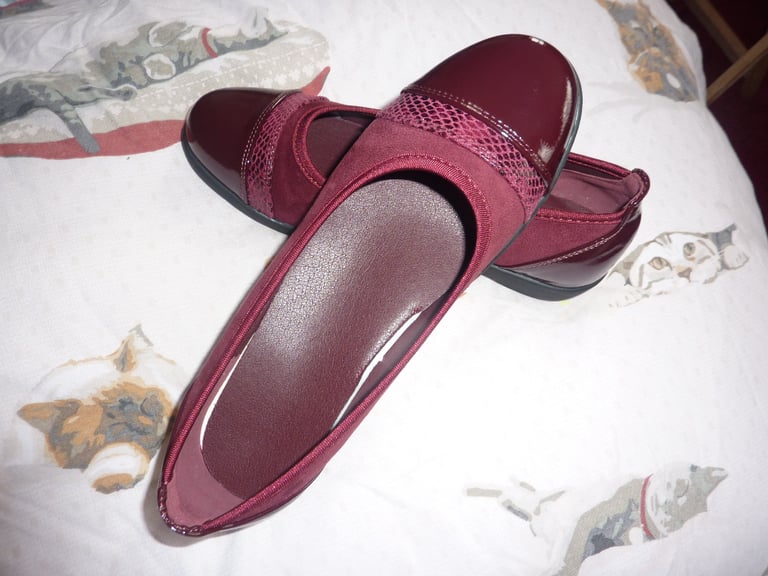 Ladies Burgundy Patent/Suede Wedge Walking Shoes Size 5 *NEW*