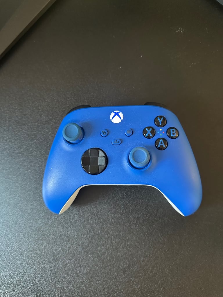 Full gaming set up. Xbox S 1tb, pad, headset, chair, monitor, table