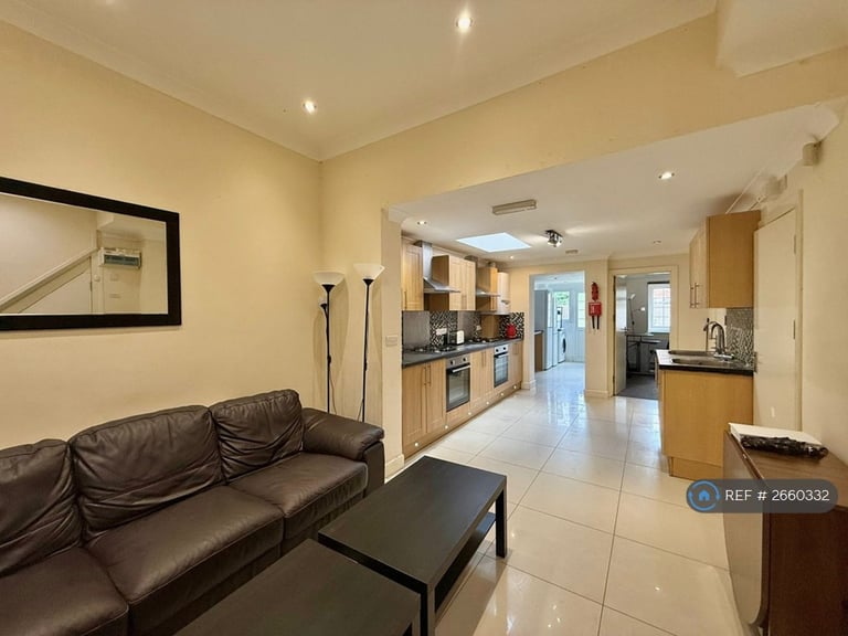 8 bedroom house in Blenheim Road, Reading, RG1 (8 bed) (#2660332)