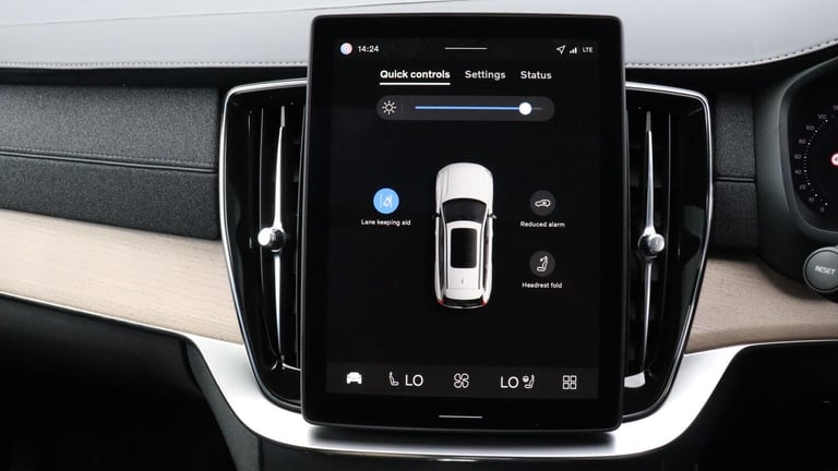2025 Volvo XC90 B5 (P) AWD Plus Dark (Harman Kardon Sound, 360 Camera, Apple CarPlay, BLIS) ESTAT...