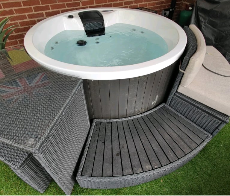 Hot tub for Sale in Northamptonshire | Outdoor Settings & Furniture |  Gumtree