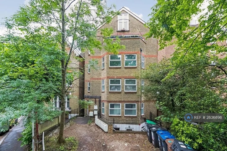 1 bedroom flat in Central Hill, London, SE19 (1 bed) (#2636898)
