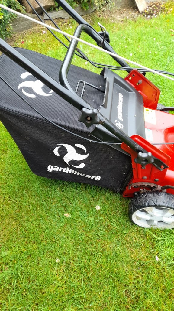 Gardencare self drive Briggs&Stratton500 engine 18 inch cut. Starts first time