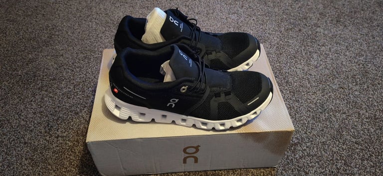 image for On cloud ladies trainers 