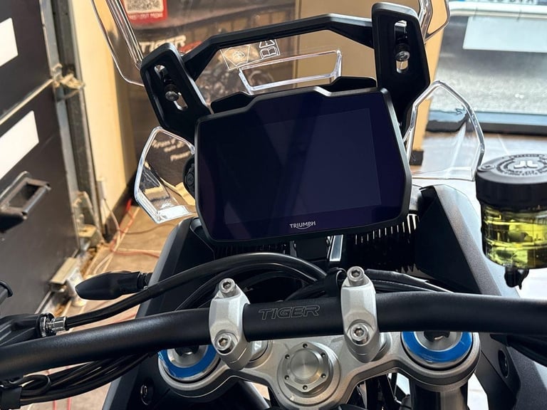 2025 Triumph Tiger 900 GT PRO STANDARD TWIN COLOUR Petrol white 6 Speed