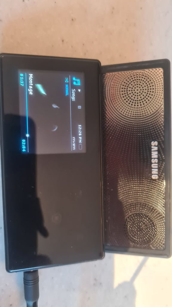 Samsung s5 tilt and slide speaker 2gb mp3 player. Fully Working and in great condition