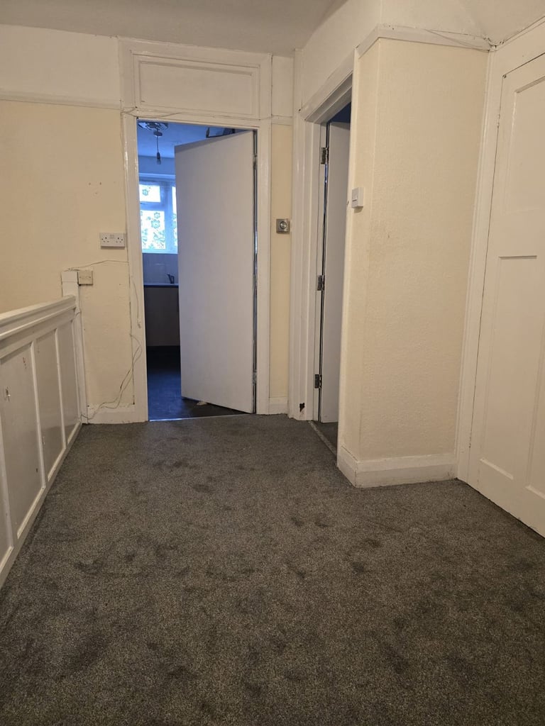 Spacious Double Rooms available in a well-maintained 4-bed flat located on London Road SM3.