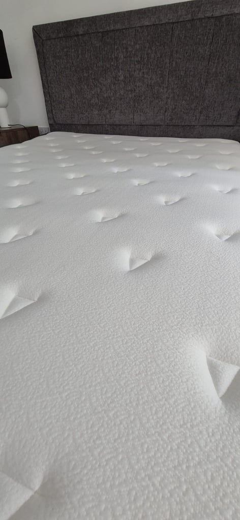 King Size Memory Foam & Sprung Mattress (Near New)