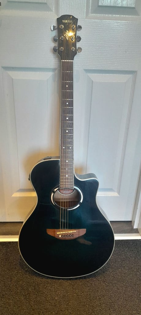 Yamaha APX500 electro acoustic guitar with hard case