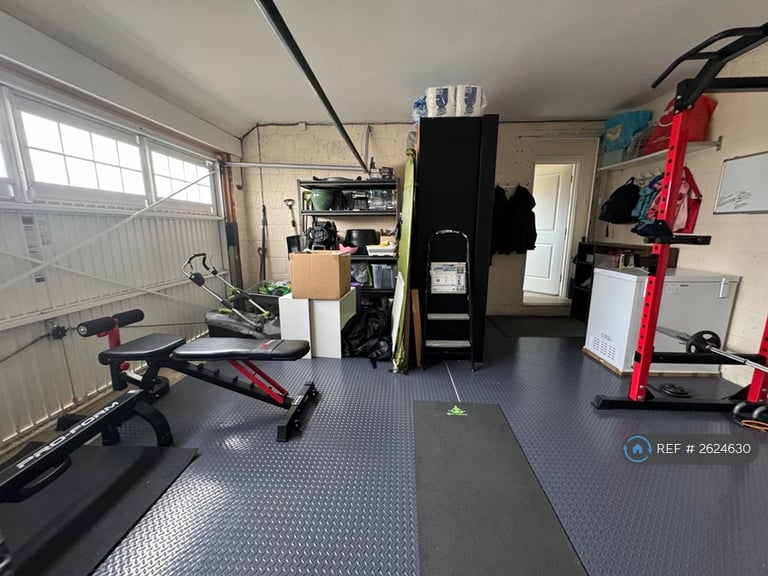5 bedroom house in Barlow Road, Hamilton, Leicester, LE5 (5 bed) (#2624630)