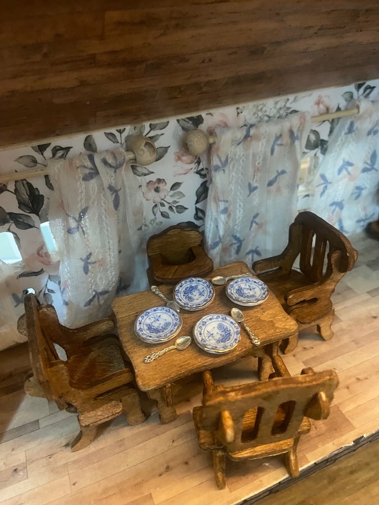 Wooden carry-on dollhouse with furniture